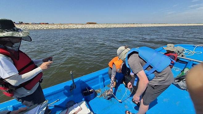 새만금시민생태조사단이 지난 6월22일 새만금호 내 11개 지점에서 용존산소량 등을 측정하고 있다. 새만금시민생태조사단 제공
