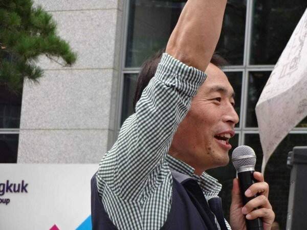 고인이 2014년 노숙농성을 이어가던 티브로드 비정규직 노동자들의 집회에서 발언하고 있다.                                                                                   필자 제공