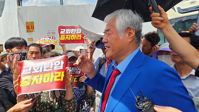 지난 5일 압수수색이 진행 중인 사랑제일교회 앞에서 전광훈 목사가 취재진에게 발언하고 있다. 장종우 기자.