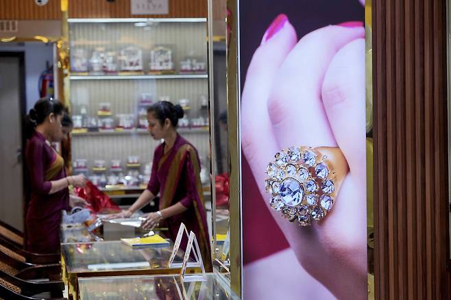 7일 인도 러크나우의 한 보석상에서 직원들이 보석을 정리하고 있다. 로이터에 따르면, 미국은 인도 보석·장신구 수출량의 30.4%를 차지하는 최대 시장이다. AP 연합뉴스