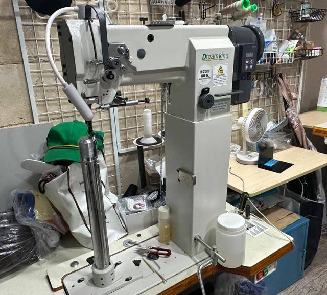 6일 서울 동대문구의 모자 제작 업체 '모자팩토리' 공장에 설치된 '말뚝 재봉틀'. 모자팩토리는 마스가(MASGA·미국 조선업을 다시 위대하게) 모자 제작을 위해 말뚝 재봉틀을 사들이는 결정을 했다. 이상무 기자