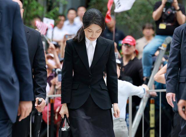 윤석열 전 대통령의 배우자 김건희 여사가 6일 서울 종로구 광화문 민중기 특별검사팀 사무실에 피의자 조사를 받기 위해 출석하고 있다. 뉴시스