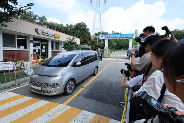 김건희 여사 관련 의혹을 수사하는 민중기 특별검사팀 차량이 7일 오전 윤석열 전 대통령에 대한 2차 체포영장 집행이 무산된 뒤 경기 의왕시 서울구치소 밖으로 이동하고 있다. 뉴스1