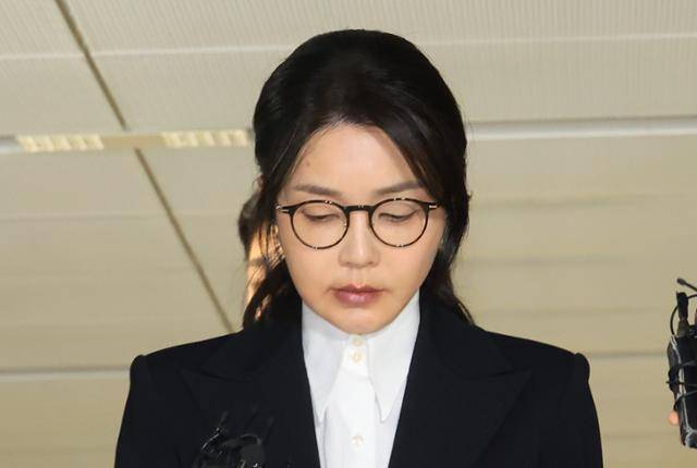 김건희 여사가 6일 서울 종로구 KT광화문빌딩 웨스트에 마련된 민중기 특별검사팀에서 피의자 신분으로 조사를 받고 귀가하고 있다. 연합뉴스
