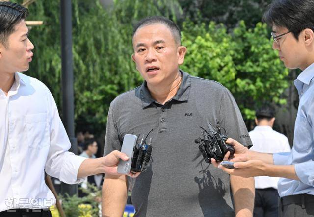 공천개입 의혹을 받는 명태균(가운데)씨가 1일 서울 종로구에 마련된 김건희 특검팀 사무실로 이틀째 조사를 받기 위해 출석하며 취재진의 질문에 답하고 있다. 홍인기 기자