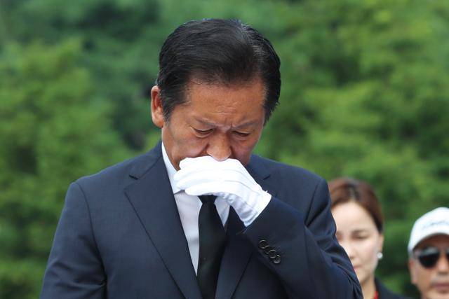 정청래 더불어민주당 대표가 7일 경남 김해시 진영읍 봉하마을을 찾아 고 노무현 전 대통령 묘역을 참배하고 있다. 김해=뉴스1