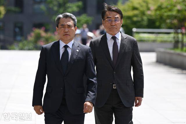 윤석열 전 대통령 법률대리인단(송진호·배보윤 변호사)이 7일 김건희 특검팀의 윤 전 대통령 2차 체포영장 집행과 관련해 입장을 밝히는 기자회견을 하기 위해 서울 서초구 서울고검 앞으로 이동하고 있다. 박시몬 기자