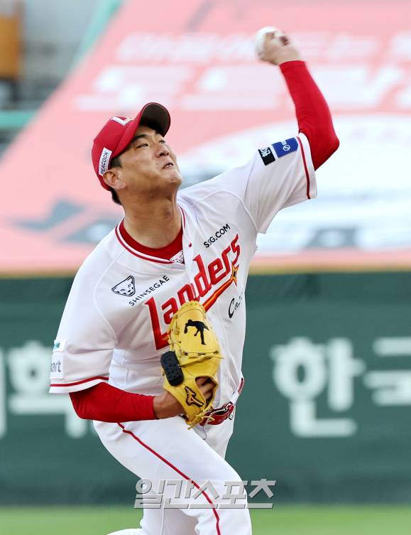 2025 KBO리그 프로야구 SSG 랜더스와 삼성 라이온즈의 경기가 7일 오후 인천SSG랜더스필드에서 열렸다. SSG선발 김광현이 등판해 피칭을 하고 있다. 인천=김민규 기자&nbsp; /2025.08.07/