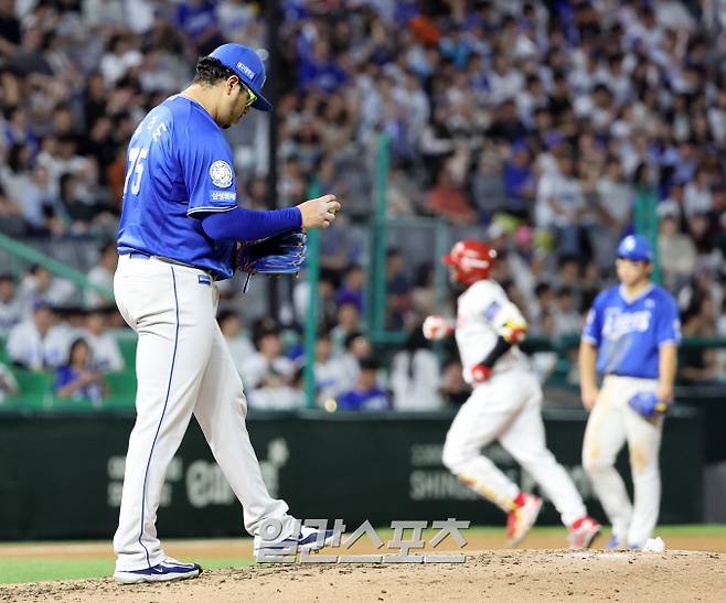 2025 KBO리그 프로야구 SSG 랜더스와 삼성 라이온즈의 경기가 7일 오후 인천SSG랜더스필드에서 열렸다. 5회말 무사 후라도가 에레디아에게 솔로홈런을 맞고 고개를 숙이고 있다. 인천=김민규 기자&nbsp; /2025.08.07/