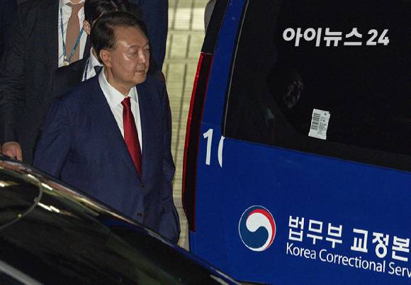 12.3 비상계엄 사태 관련 내란 혐의를 받는 윤석열 전 대통령이 9일 서울 서초구 서울중앙지방법원에서 구속 전 피의자 심문(영장실질심사)을 마치고 대기 장소인 서울구치소로 이동하고 있다. [사진=사진공동취재단]