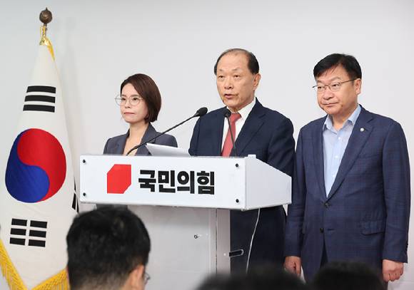 국민의힘 황우여 선거관리위원장이 7일 서울 여의도 중앙당사에서 당 대표 및 최고위원 선출을 위한 전당대회 본경선 진출자를 발표하고 있다.  [사진=연합뉴스]