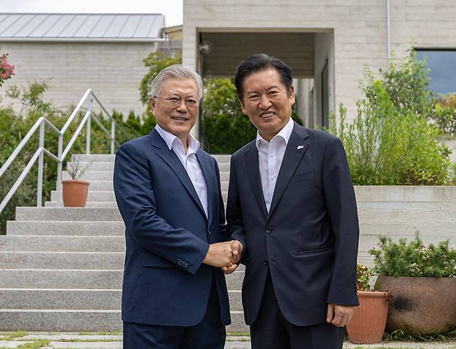 정청래 더불어민주당 대표가 7일 경남 양산 평산마을에 있는 문재인 전 대통령 사저를 찾아 문 전대통령과 인사하는 모습 [사진=더불어민주당 제공]