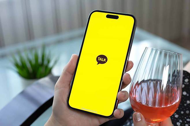 카카오톡은 단체방의 효율적인 운영을 위해 방장 기능을 제공한다 / 출처=셔터스톡