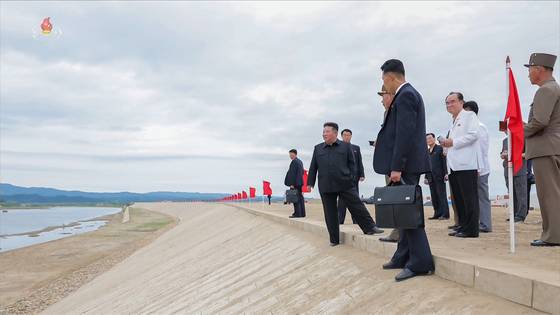 김정은 북한 국무위원장이 지난 1일 지난해 여름 수해를 겪은 신의주에 세워질 위화도온실종합농장 건설 현장과 의주군 섬지구 영구화제방 공사 현장을 시찰했다고 조선중앙TV가 2일 보도했다. 연합
