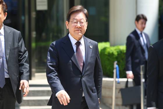 이재명 대통령이 대선 후보이던 지난 4월 서울중앙지방법원에서 열린 '대장동 배임ㆍ성남FC 뇌물' 1심 속행 공판이 끝난 뒤 법원을 나서고 있다. 연합뉴스