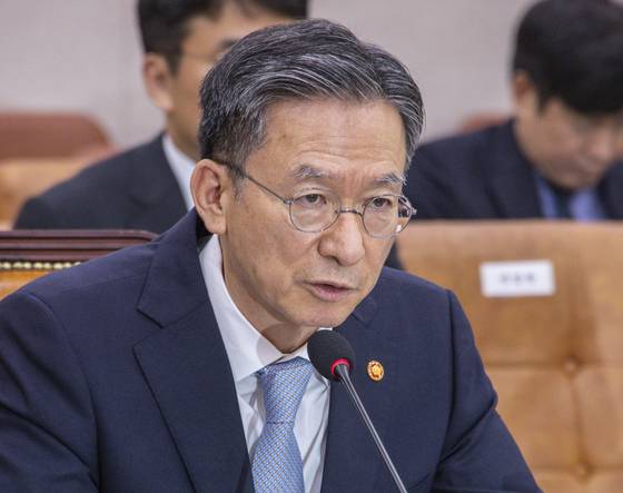 정성호 법무부 장관이 지난달 22일 국회에서 열린 국회 법제사법위원회 전체 회의에 출석해 의원 질의에 답하고 있다. 연합뉴스