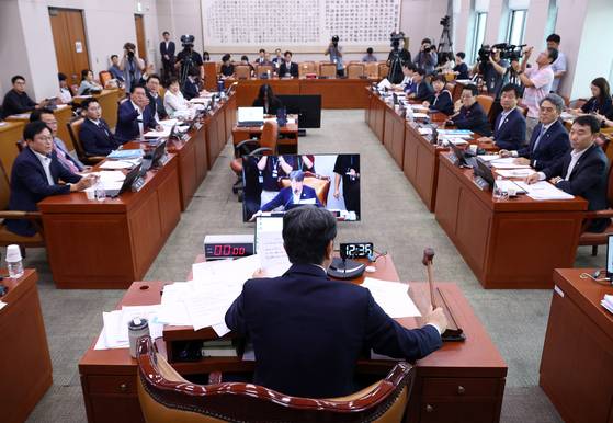 지난 1일 국회에서 열린 법제사법위원회 전체회의에서 '노란봉투법(노동조합 및 노동관계조정법 일부개정법률안)'이 더불어민주당 주도 거수 표결로 통과되고 있다. 뉴시스