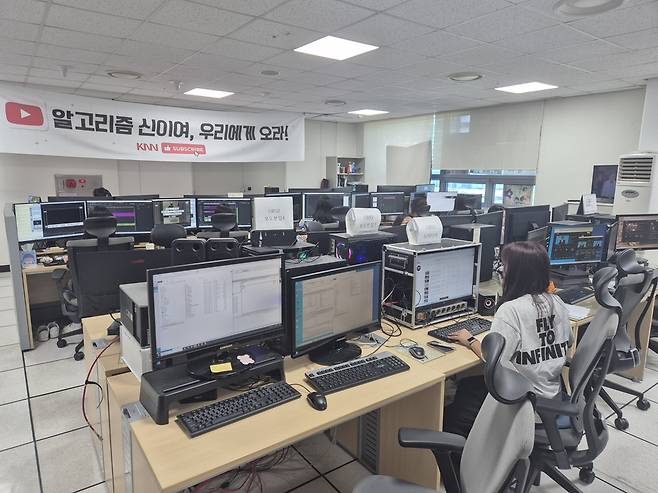 7월24일 부산 해운대구 KNN 타워 4층 뉴미디어국에서 KNN 유튜브 채널 ‘KNN뉴스’와 ‘캐내네 스피치’를 담당하는 직원들이 콘텐츠를 제작하고 있다. /김성후 선임기자