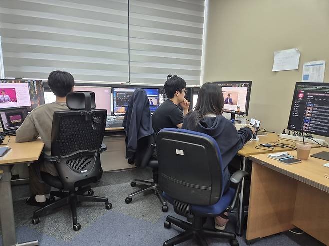 7월23일 경남 창원시 마산회원구 MBC경남 유튜브 채널 ‘엠키타카’ 편집실에서 오윤식·배홍준·민영채 유튜브 PD가 국회 라이브 영상을 틀어놓고 클립을 제작하고 있다. /김성후 선임기자