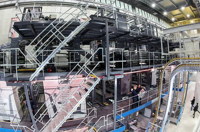 올해 4월7일 인천 부평 윤전공장 1호기 시운전 행사를 연 한국경제 공장 내부 모습. 연면적 1만1592㎡에 지하 1층~지상 5층 규모인 공장엔 독일 만롤란트고스사의 최신 모델 윤전기 2세트가 설치됐다. 신문인쇄 시장이 위축되는 상황에서 500억원을 들인 윤전기 구매는 대쇄시장 공략에 나선 역발상으로 주목받았다. /한국경제신문 제공