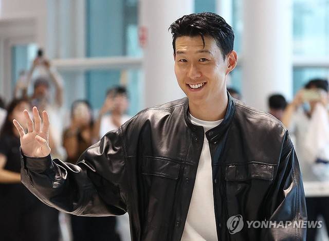 ▲ 토트넘과의 결별 소식을 전한 손흥민이 5일 인천 영종도 인천국제공항 2터미널 출국장으로 향하며 손을 흔들고 있다.