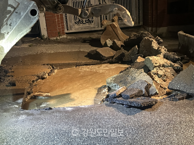 ▲ 7일 오후 8시 59분쯤 춘천 팔호광장 인근 주택가 도로에 상수도관 파열로 인한 누수가 발생해 당국이 보수공사를 하고 있다. 최수현 기자
