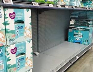 5일﻿ 미국 뉴저지 티터버러 월마트 매장의 ﻿기저귀 ﻿매대가 비어 있다.  /뉴욕=박신영 특파원