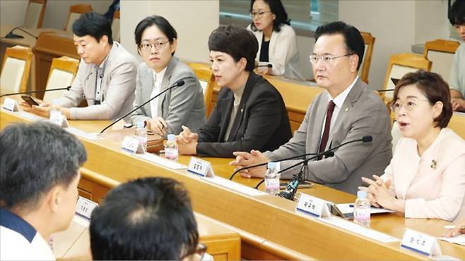 김정재 국민의힘 정책위원회 의장(오른쪽)이 6일 현대자동차 울산공장에서 열린 관세 대응 간담회에서 발언하고 있다.  /연합뉴스