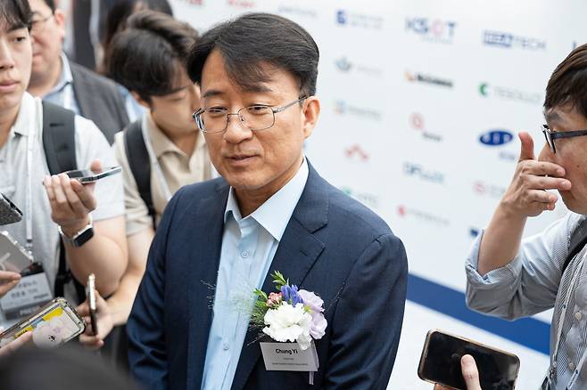 이청 삼성디스플레이 사장이 7일 서울 삼성동 코엑스에서 개막한 국내 최대 디스플레이 전시회인 ‘K-디스플레이 2025’에서 취재진의 질문에 답하고 있다.  /삼성디스플레이 제공