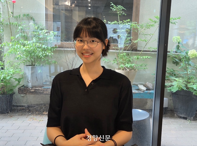 지난 5일 서울 종로구의 한 카페에서 만난 강은양이 카메라를 보고 웃고 있다. 우혜림 기자