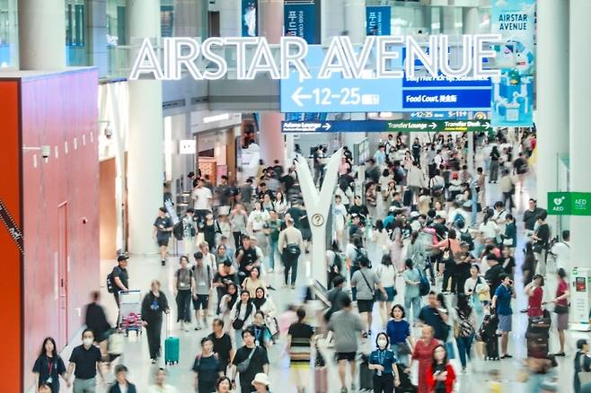인천국제공항 출국장 면세점에 내외국인들이 북적이고 있다. 인천국제공항공사 제공