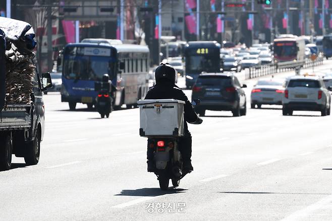 서울 강남구 신논현역 인근 사거리에서 배달 오토바이들이 이동하고 있다. 정효진 기자