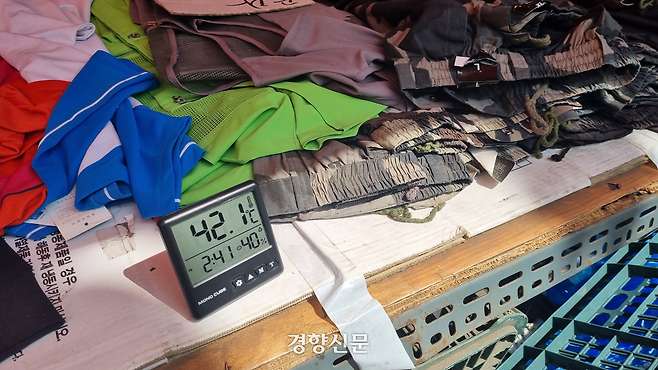 서울 동대문구 제기동 김기남씨(63)의 노점 안에 있는 온도계가 지난 5일 뙤약볕 아래에서 42도를 넘긴 수치를 보이고 있다. 강한들 기자