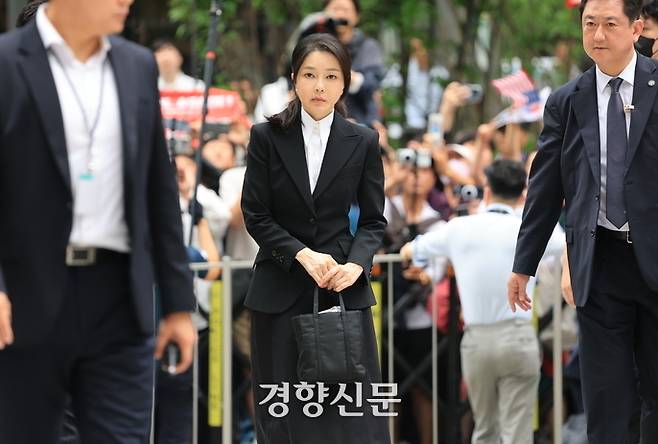 김건희 여사가 지난 6일 오전 10시쯤 특검 사무실이 있는 서울 종로구 KT광화문 빌딩에 도착하고 있다. 이준헌 기자