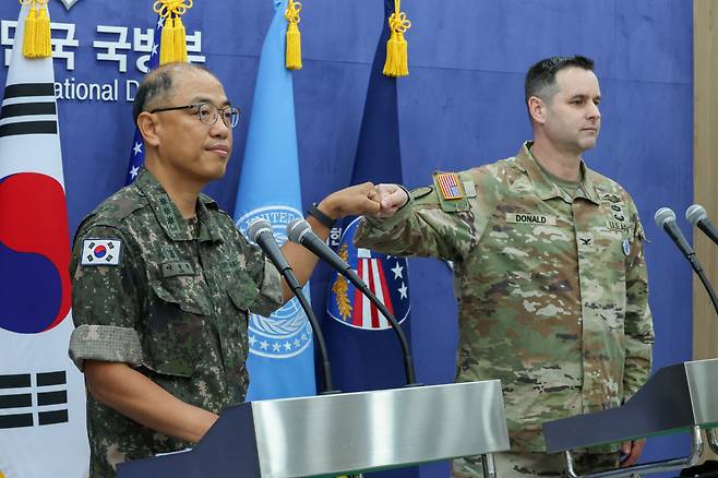 주먹 맞댄 한·미 이성준 합동참모본부 공보실장(왼쪽)과 라이언 도널드 한·미연합사령부 공보실장이 7일 서울 용산구 국방부에서 ‘을지 자유의 방패(UFS)’ 시행 관련 브리핑을 진행하고 있다. 사진공동취재단