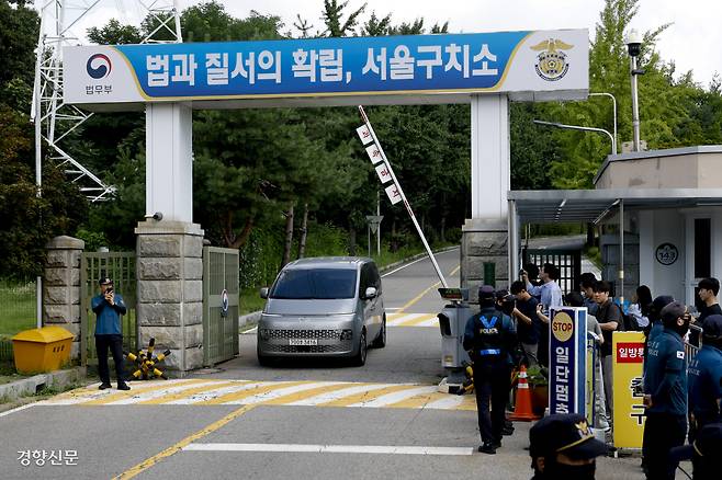또다시 이뤄지지 못한 ‘법과 질서’ 김건희 여사의 의혹들을 수사하는 민중기 특별검사팀이 7일 윤석열 전 대통령에 대한 2차 체포영장 집행이 무산된 뒤 경기 의왕시 서울구치소를 빠져나오고 있다. 문재원 기자 mjw@kyunghyang.com