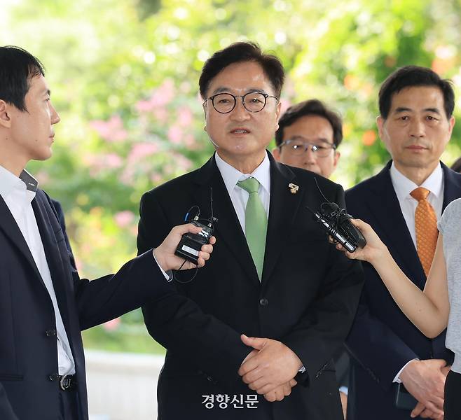 우원식 국회의장이 7일 내란 특검팀 사무실이 있는 서울 서초구 서울고검에 참고인 자격으로 출석하며 취재진의 질문에 답하고 있다. 이준헌 기자