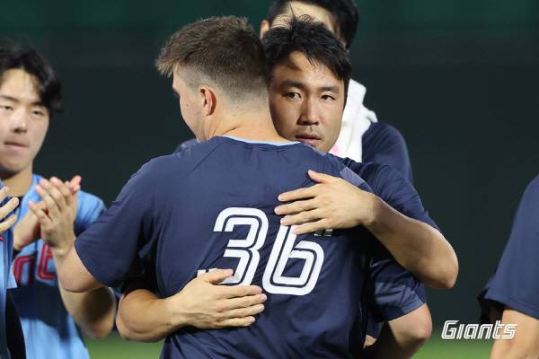 지난 6일 경기를 마친 뒤 롯데 주장 전준우가 동행에 마침표를 찍는 외국인 투수 터커 데이비슨과 포옹을 하며 아쉬움을 달래고 있다. 롯데 자이언츠 제공