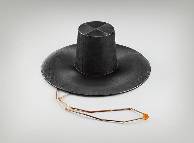 Gat by master gat maker Chung Choon-mo (Korea Heritage Agency)