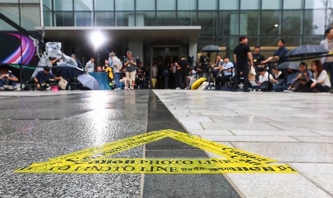 Reporters wait outside the KT Gwanghwamun Building West in Jongno District, central Seoul, on Aug. 6, as Kim Keon Hee, the wife of former President Yoon Suk Yeol, is scheduled to appear before independent counsel Min Joong-ki’s team for questioning as a suspect. [YONHAP]