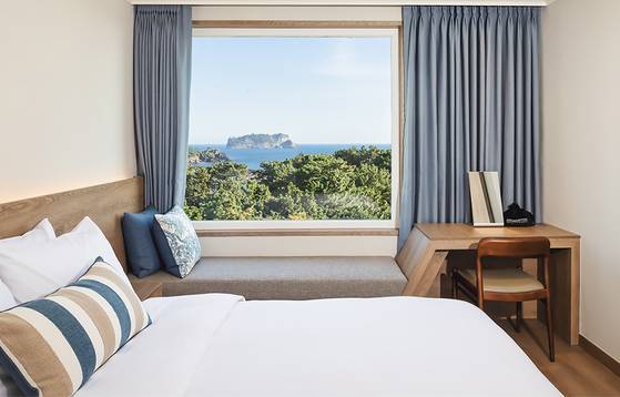 Kensington Hotel and Resorts' Jeju accommodations [E-LAND PARK]