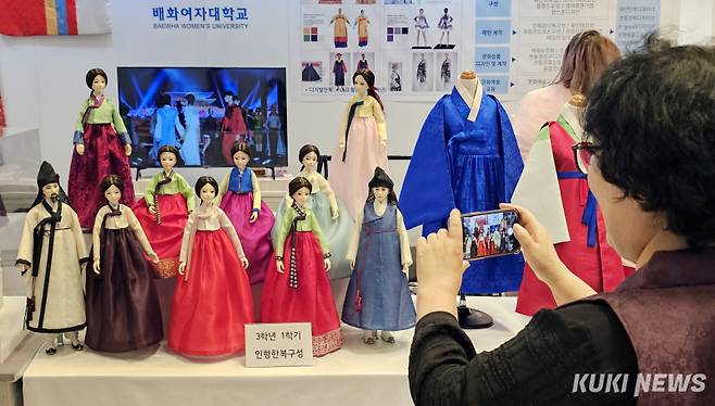 올해 8회 차를 맞는 ‘한복상점’은 국내 유일의 한복박람회로 역대 최대 규모인 150개 한복 브랜드가 참여했다. 10일까지 코엑스 D홀에서 열리는 이번 행사에는 전통한복과 생활한복을 비롯해 한복 원단 및 한복 소품(댕기·노리개·떨잠)을 최대 80% 할인된 가격으로 판매한다.