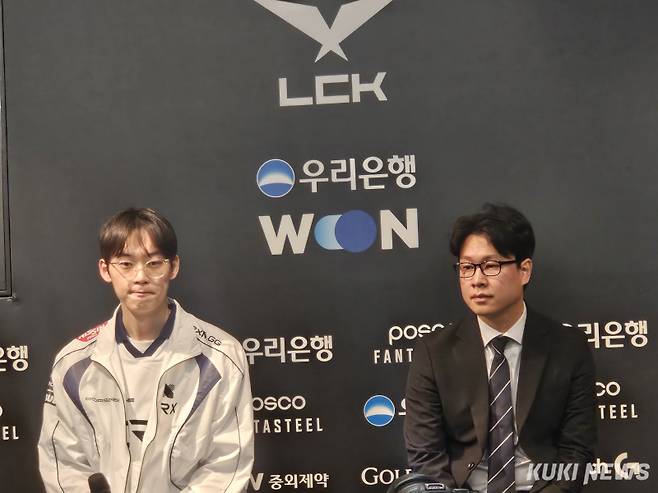 '스폰지' 배영준과 김상수 DRX 감독이 7일 오후 5시 서울 종로구 롤파크 LCK 아레나에서 열린 ‘2025 LCK’ 정규시즌 라이즈 그룹 4라운드 DN 프릭스와의 경기가 끝나고 기자회견에 참석하고 있다. 송한석 기자