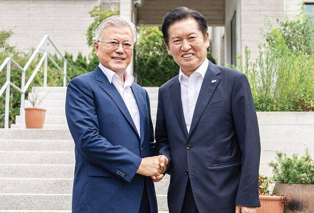 문재인 전 대통령이 7일 경남 양산 평산마을 사저를 찾은 정청래 더불어민주당 대표와 악수하고 있다. 앞서 정 대표는 이날 오전 경남 김해 봉하마을의 고(故) 노무현 전 대통령 묘역을 참배하고 부인 권양숙 여사를 예방했다. 민주당 제공