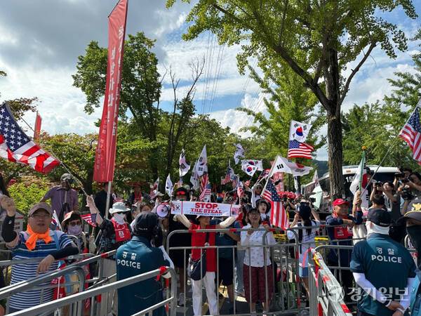 7일 오전 윤석열 전 대통령에 대한 2차 체포영장 집행이 무산되자 서울구치소 앞에서 지지자들이 이를 환호하며 태극기와 성조기를 흔들고 있다. 오종민기자