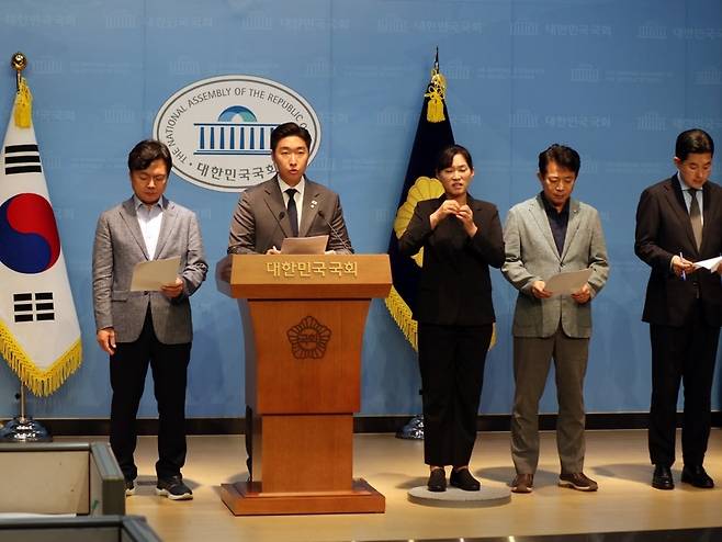 기자회견 중인 민주당 김용만·이강일·김현정 의원 / 사진=김용만 의원실 제공