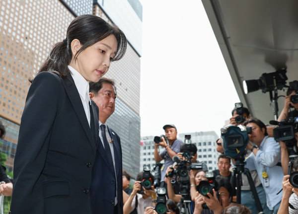 ▲ 윤석열 전 대통령 부인 김건희 여사가 지난 6일 서울 종로구 KT광화문빌딩 웨스트에 마련된 민중기 특별검사팀에 피의자 신분으로 첫 출석하고 있다. 전·현직 대통령 부인이 수사기관에 피의자로 공개 출석하는 것은 헌정사상 처음이다. ⓒ연합뉴스