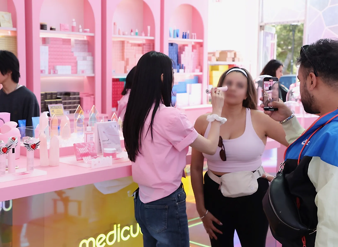 에이피알이 지난 3월 미국 LA(로스앤젤레스) 멜로즈 거리에서 진행한 메디큐브 팝업 스토어에서 외국인이 뷰티 디바이스를 체험하고 있다. [사진제공=에이피알]