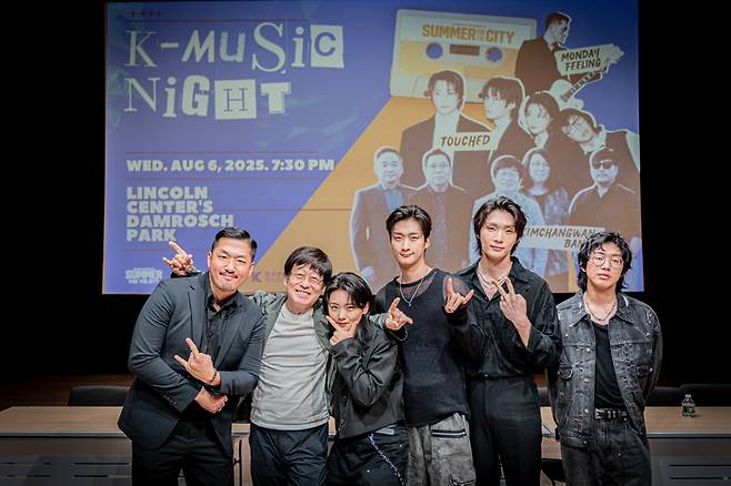 6일 (현지시간) 뉴욕한국문화원에서 김창완(왼쪽 둘째)을 비롯한 가수들이 뉴욕 링컨센터 공연을 앞두고 기념촬영을 하고 있다.  뉴욕한국문화원