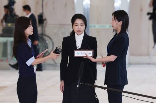 특검에 출석하는 김건희 여사. [사진출처 = 사진공동취재단]
